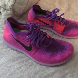 Nike Flyknit Free Runs